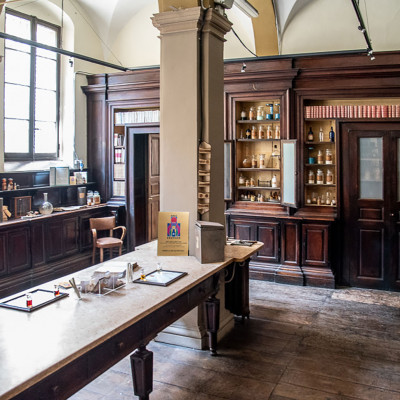 L'esposizione presso l'Antica Farmacia San Filippo Neri